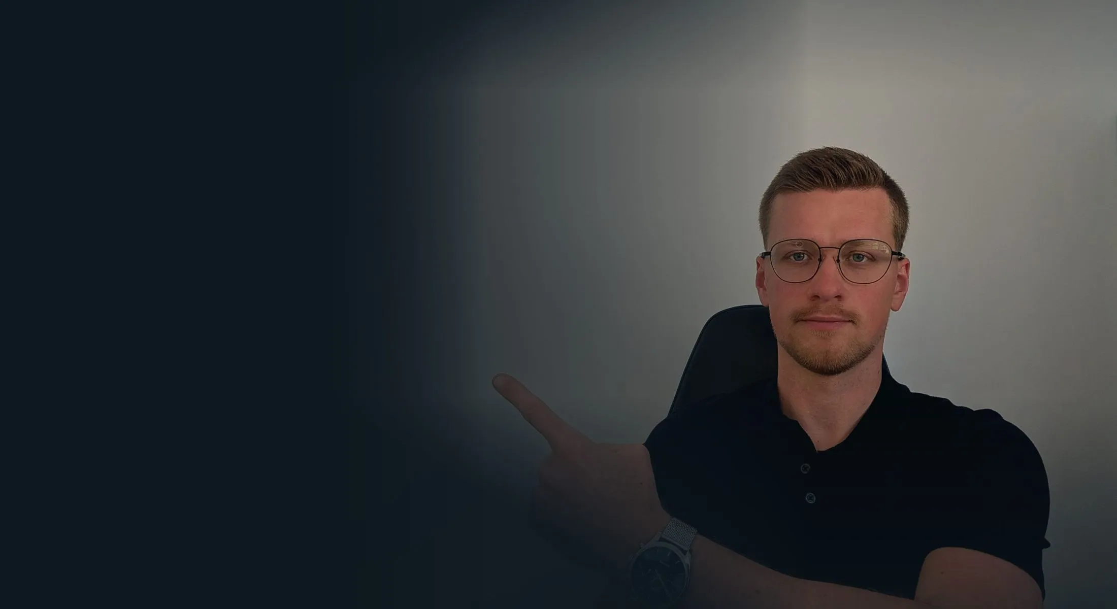 Benjamin pointing at the button to book a free call